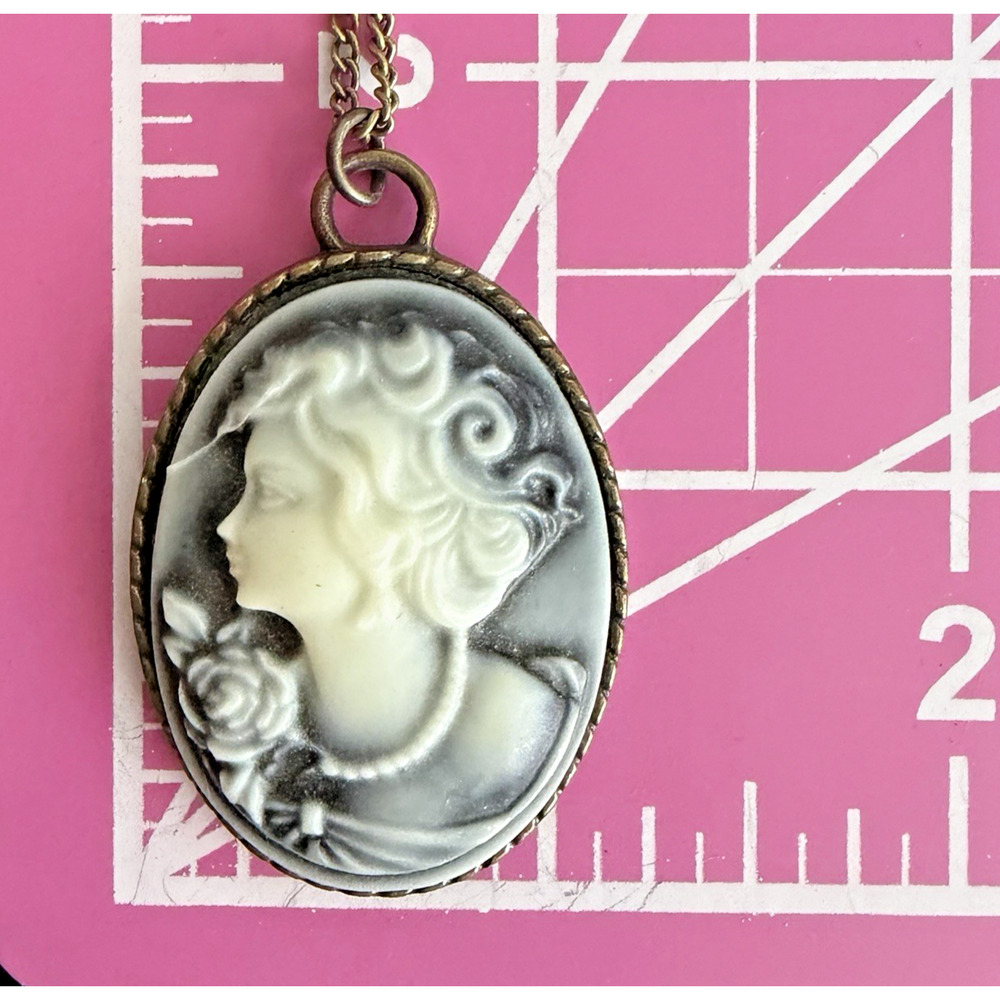 Vintage Black White Cameo Necklace Lady Rose Oval Pendant Gold Tone 20” - Picture 8 of 9